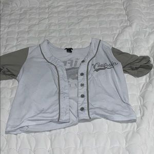 Size M baseball style button up T shirt